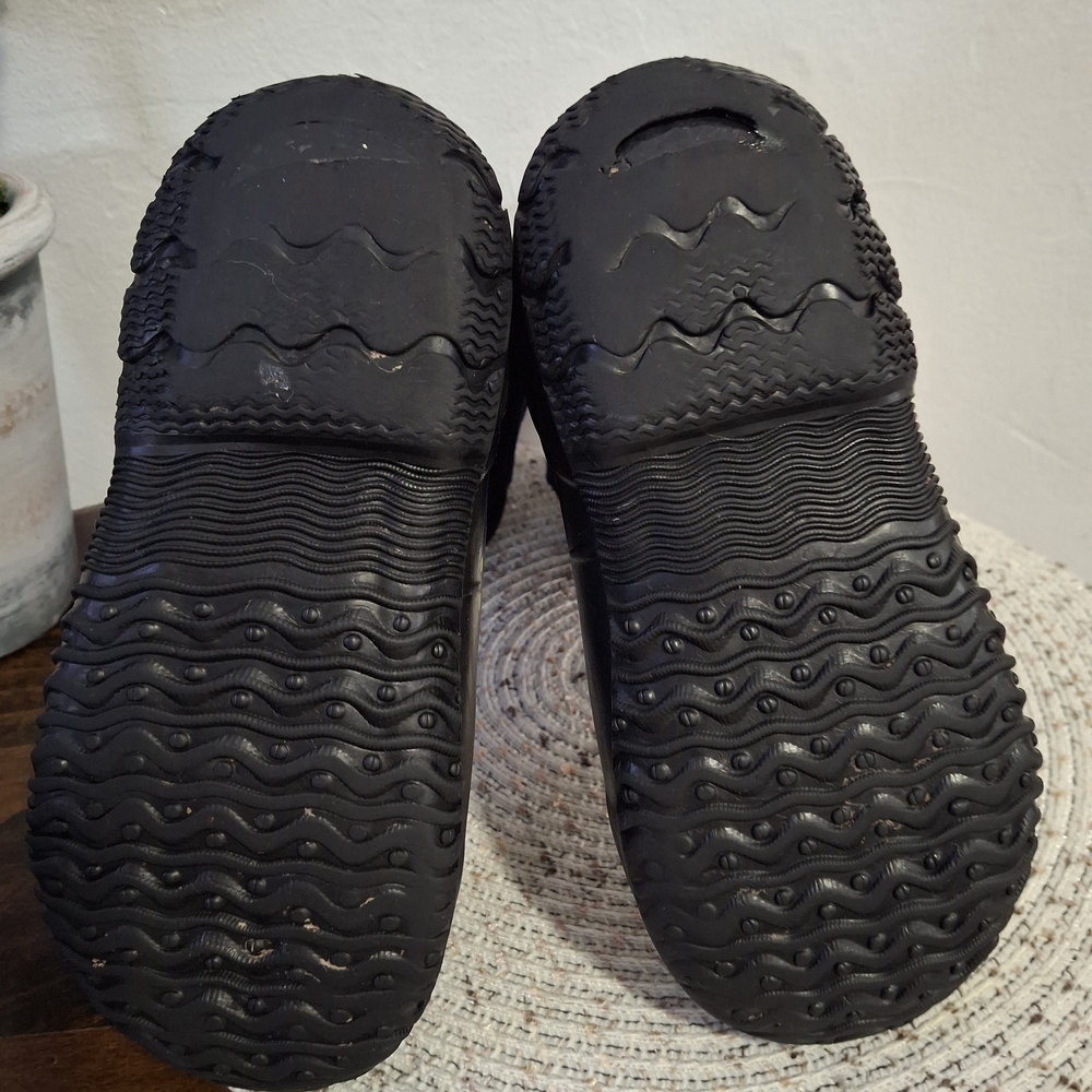 Bogs Kids' Black and Blue Rain Boots Size 3. - Picture 6 of 7
